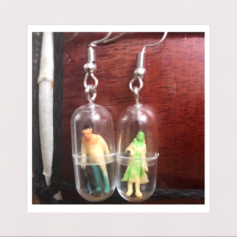 🔴 Retro Alien Woman & Man Dolls Capsule Earrings